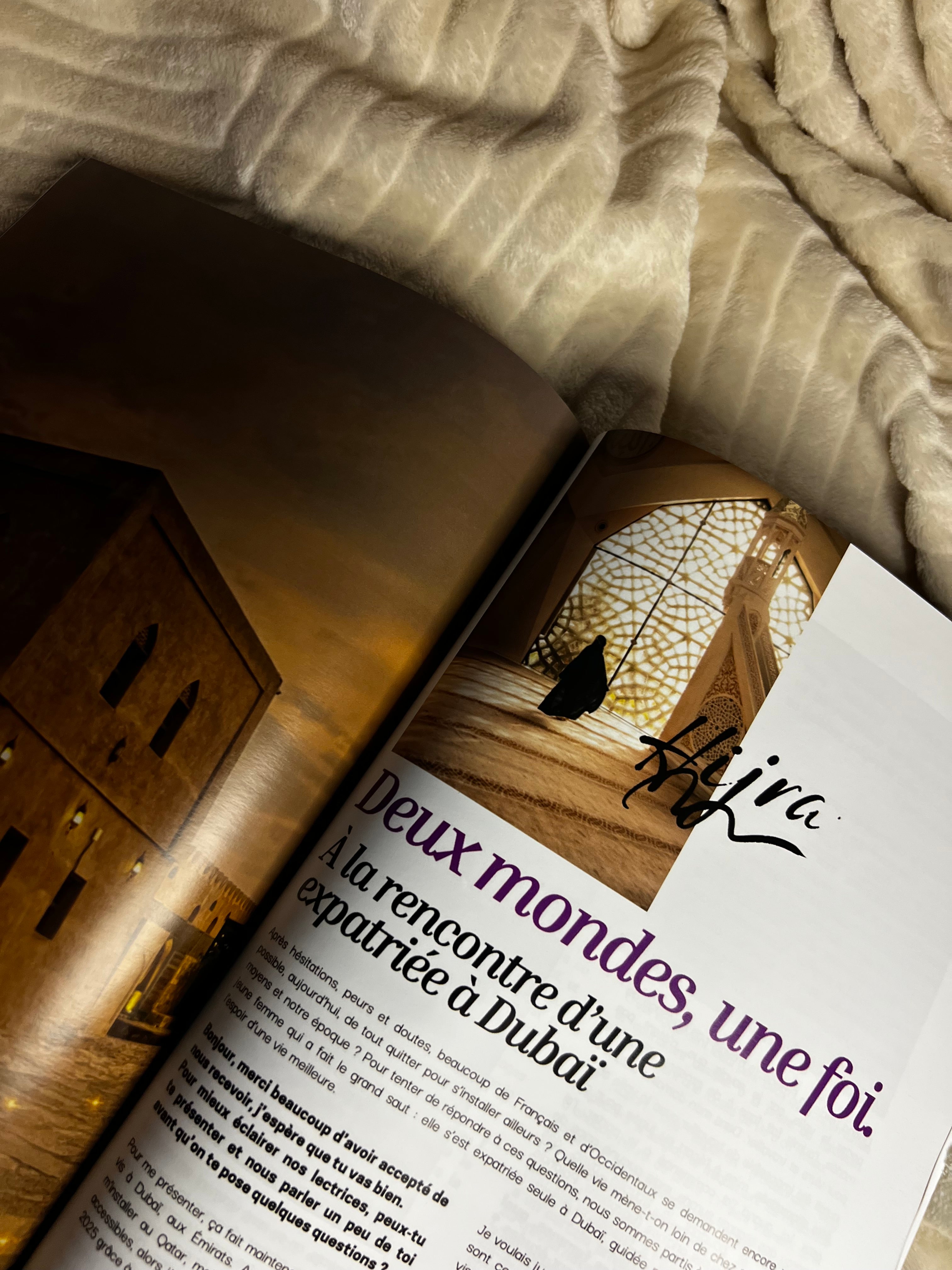 Illustration de l'article sur la Hijra pour la femme musulmane, incluant des conseils pour l'expatriation en terre d'Islam, des récits de vie et un guide pour préparer son cheminement spirituel et matériel.