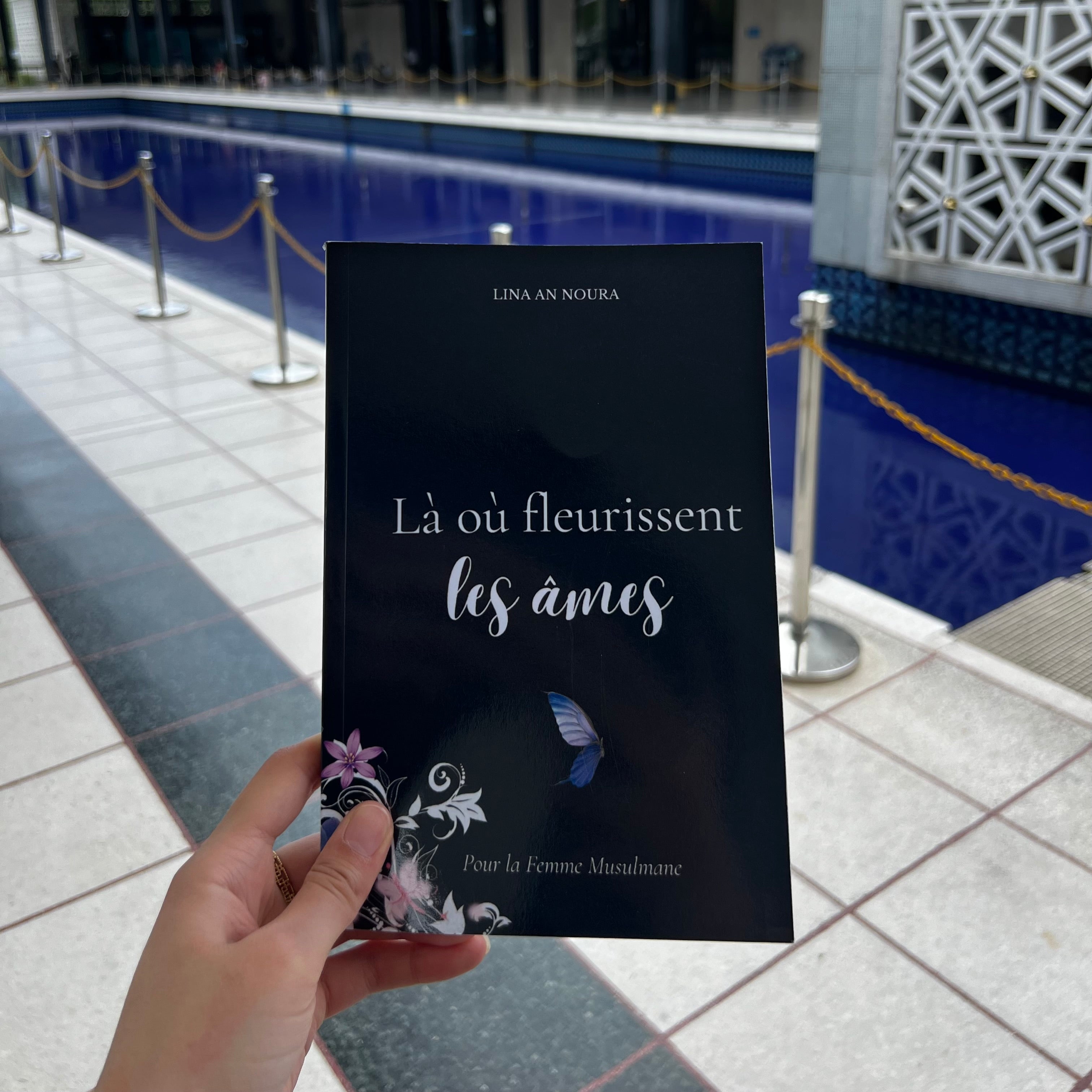 Couverture du livre noir intitulé "Là où fleurissent les âmes", un récit authentique sur la guidance d'Allah, le parcours des femmes converties et la résilience face aux épreuves de la vie.