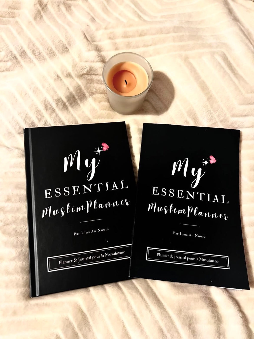 Duo de planners pour femme musulmane en noir élégant, disponibles en formats broché et relié. Un journal d'organisation spirituelle pour structurer sa foi et son quotidien avec sérénité.